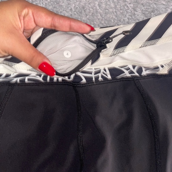 Lululemon Run: Inspire Crop II Black/Pretty Palm Angel Wing/Su14 Quilt 36 Size 4 - Picture 2 of 5